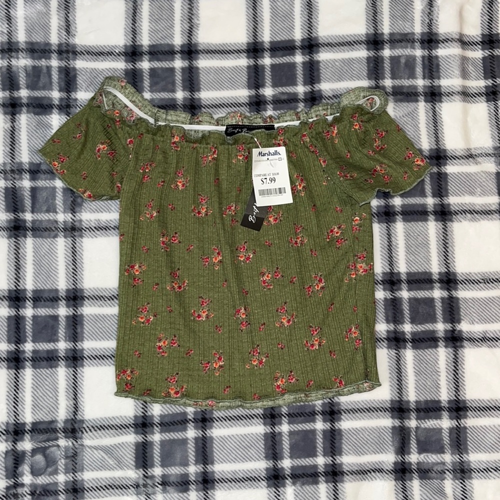 super cute off the shoulder crop top. brand new. womens small. green.